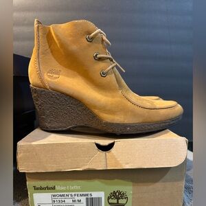 Beautiful Vintage Femmes  Timberland Suede   Clark inspired booties size 9.